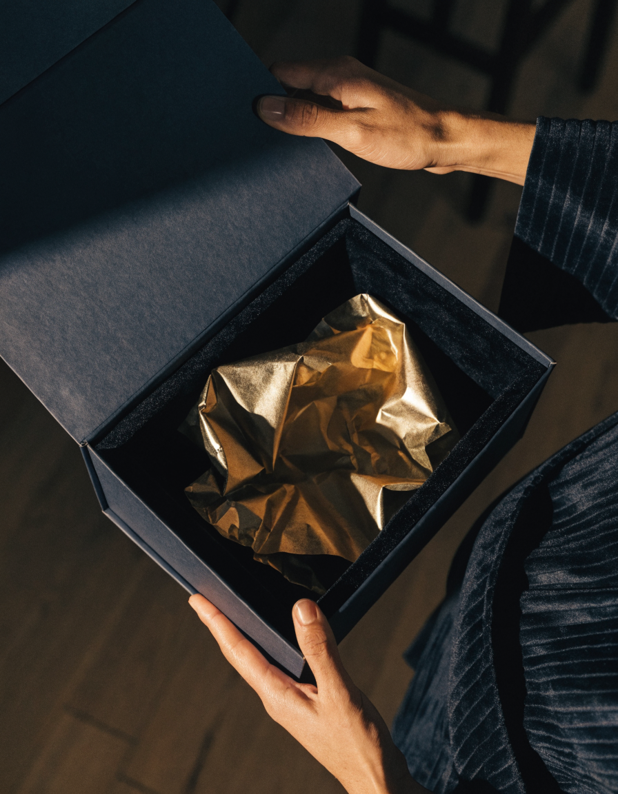 Vevorya unboxing — bottle in open kraft box